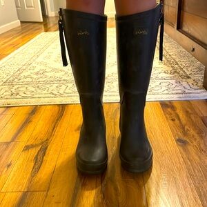 Women’s size 8 tall joules black rain boots. Black or mustard tassel.